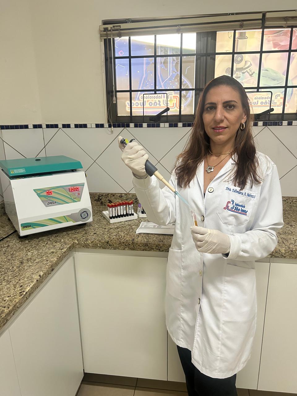 Dra. Edimara realizando análises no laboratório